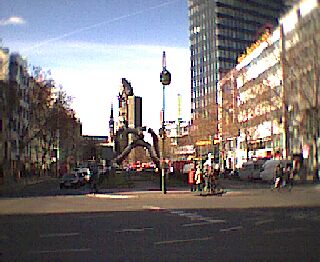 Eine Stadtrundfahrt durch Berlin - Kaiser Wilhelm Gedaechtnis Kirche mit Europa-Center und Skulptur